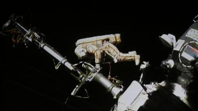 Cosmonautas rusos concluyen con éxito una caminata para proteger módulo de la ISS