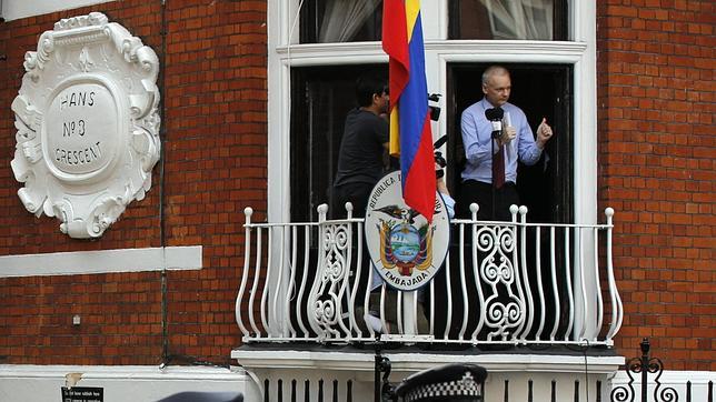 Anonymous «hackea» webs del Gobierno británico en apoyo a Assange