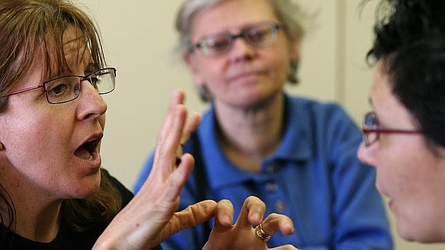 La Fundación Vodafone colabora con el Gobierno de Navarra en la accesibilidad a actos públicos de personas sordas