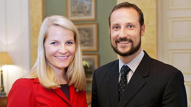Los Príncipes Haakon y Mette-Marit defienden a su hijo Marius de la prensa noruega