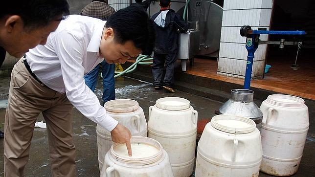 Científicos confirman la presencia en la leche de tóxicos nocivos para la salud