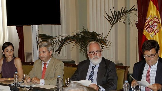 Cañete alerta de los graves problemas que padece el sector lácteo en España