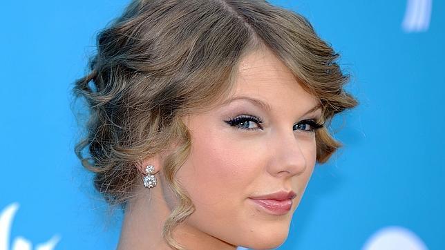 Taylor Swift fleta un avión para recoger a Connor Kennedy