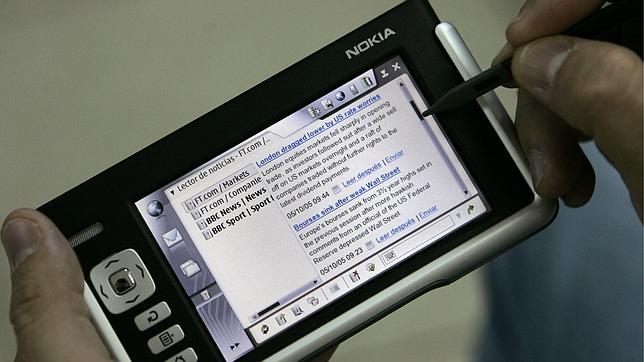 El uso de internet móvil sube un 10% y el de voz desciende un 4,5% en verano