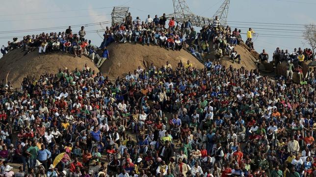 Sudáfrica acusa de asesinato a 270 compañeros de los mineros tiroteados por la Policía