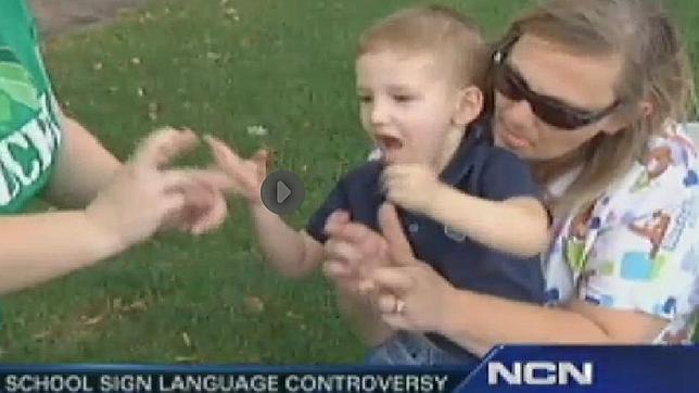 Obligan a un niño sordo a cambiar los signos con los que representa su nombre