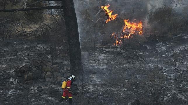 Los forestales hallan otro posible artefacto incendiario en la Sierra oeste