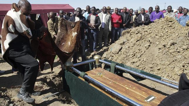 La Fiscalía retira los cargos de asesinato contra los mineros de Sudáfrica