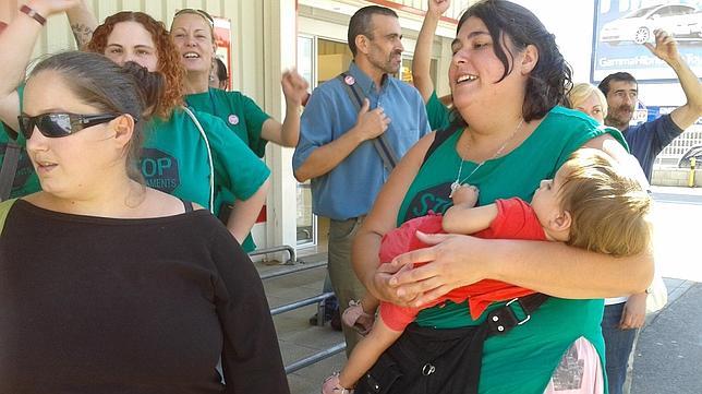 Un grupo de afectados por la hipoteca asalta un súper en Vilafranca
