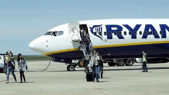 Un avión de Ryanair aterriza en Valencia nada más despegar por motivos técnicos «de carácter leve»