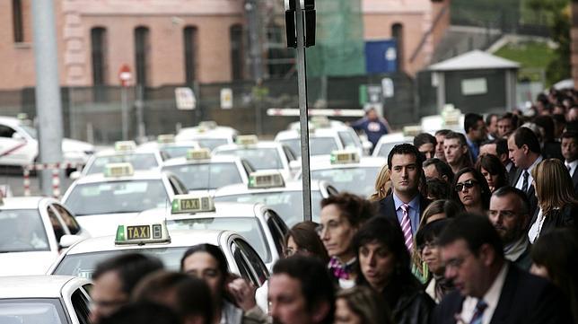 Entra en servicio la reordenación de las bolsas de taxis en la estación de Atocha