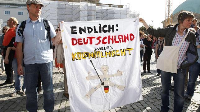 Judíos y musulmanes protestan en Berlín contra el veto a la circuncisión en Colonia