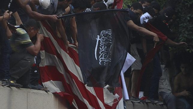 Manifestantes asaltan la Embajada de EE.UU. en Egipto y arrancan la bandera