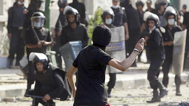 Un muerto frente a la embajada de EE UU en El Cairo