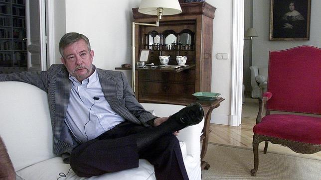 «Muerte en primera clase»: el mundo satírico de J.M. Guelbenzu