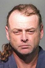 Un hombre golpea a su novia con su perro