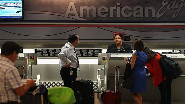 American Airlines planea miles de despidos y recortes de sus vuelos