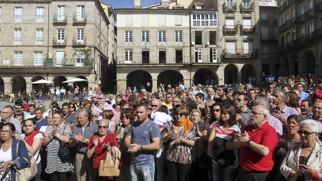 Cientos de vecinos arropan al alcalde socialista de Orense, detenido por corrupción