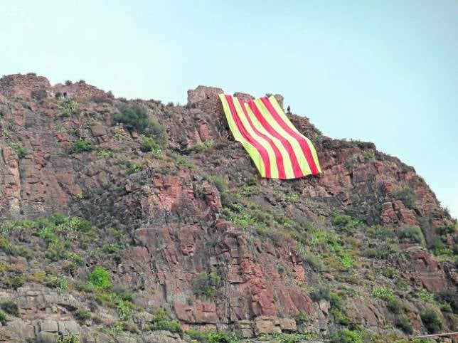 Almenara exhibe una bandera catalana en el Castillo municipal