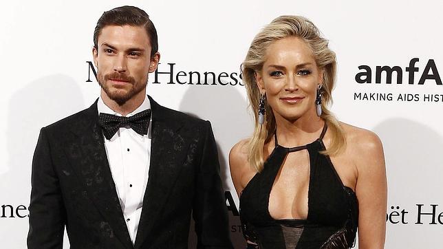 Sharon Stone, radiante en Milán de la mano de su joven amor