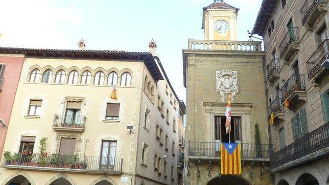 Unos desconocidos queman la «estelada»  del Ayuntamiento de Vic