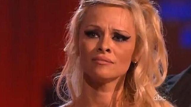 Pamela Anderson llora tras ser la primera expulsada de «Dancing with the stars»