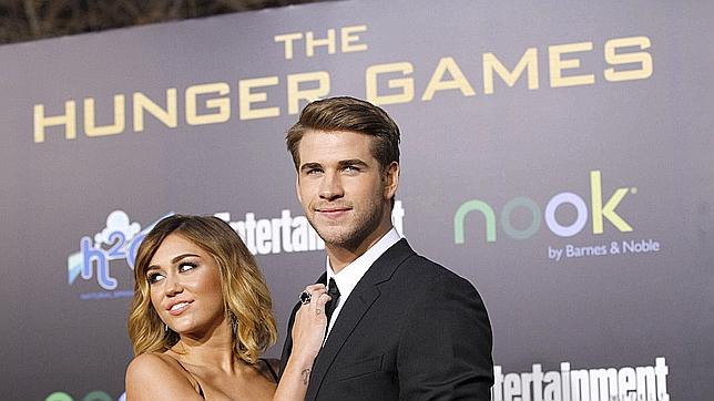 Miley Cyrus y Liam Hemsworth discuten por Twitter