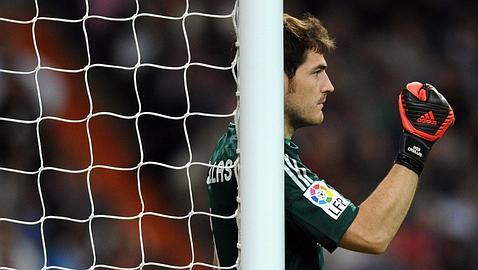 Casillas se convierte en el futbolista más joven con 300 victorias ligueras