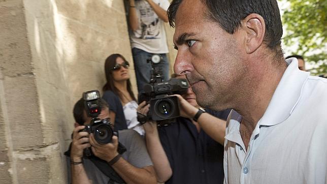 El exconsejero Nadal vuelve al banquillo por contratación fraudulenta