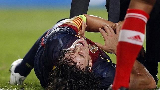 Carles Puyol sufre una luxación en el codo izquierdo