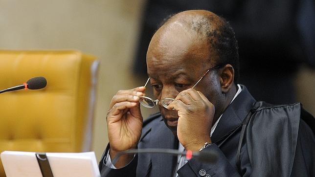 El juez instructor asegura que el hombre fuerte de Lula dirigió una red de sobornos en Brasil