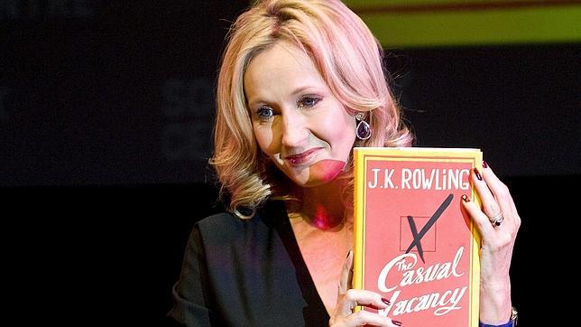 La incursión adulta de Rowling decepciona al mercado, a la crítica... y a sus vecinos