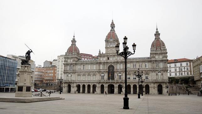 Aduanas se lleva de María Pita el  expediente de la ORA y la grúa firmado por el PSdeG