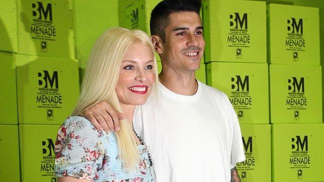 Alvaro Benito y Soraya, protagonistas de una «pisada solidaria» en Bodegas Menade