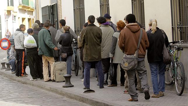 Los ingresos de los pensionistas propician un descenso en el número de pobres en España