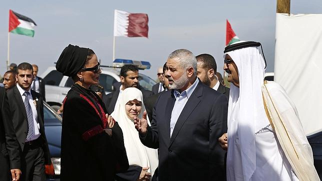El emir de Qatar «rompe» el bloqueo a Gaza