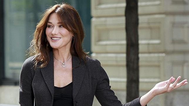 Carla Bruni vuelve a la escena pública desplegando su espléndida madurez física
