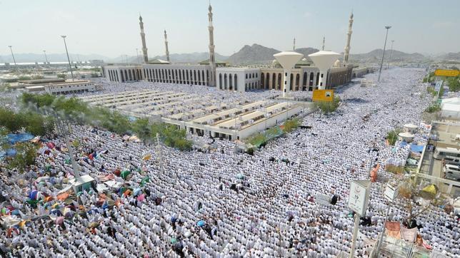 Un grupo de sirios alza la bandera rebelde durante la peregrinación a La Meca