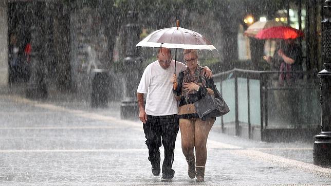 Intensas lluvias y fuertes rachas de viento provocan dificultades en toda España