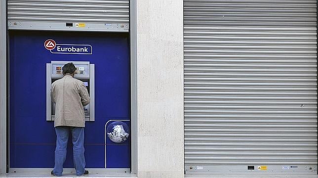 Una revista griega publica la identidad de 2.000 defraudadores con cuentas en Suiza