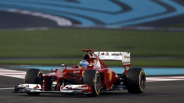 Vettel salva el liderato en la mejor carrera del año