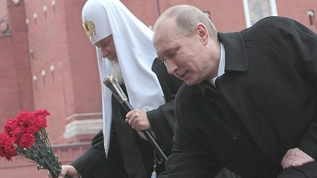 Putin reaparece en la Plaza Roja sin cojear y doblando la espalda en una ofrenda floral