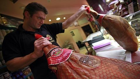 El jamón de Teruel de corte natural se impone al secado en naves frigoríficas