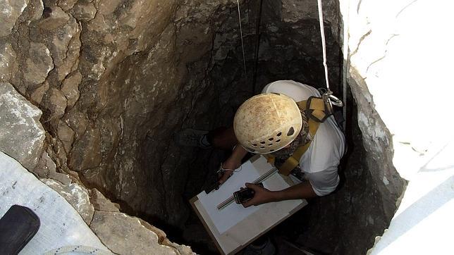 Descubren en Israel pozo que data del Neolítico con esqueletos de 8.500 años