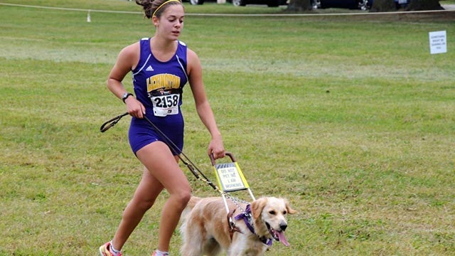 Una adolescente ciega recupera su pasión por correr gracias a su perro guía