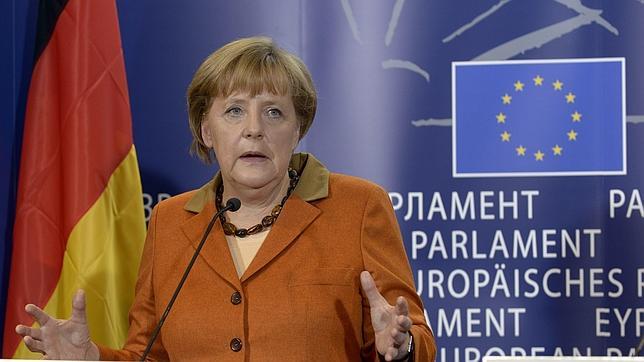 Merkel se opone a que salgan del euro países con problemas