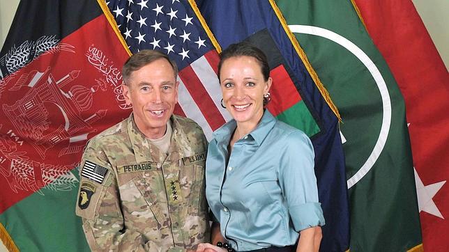 Petraeus comenzó su 'affaire' después de dejar el Ejército