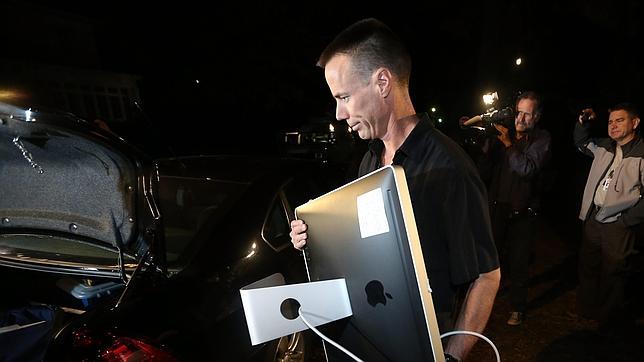 Agentes del FBI entran en la casa de la amante de Petraeus