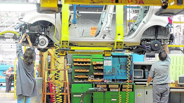 Los fabricantes de coches piden reindustrializar España para que el PIB crezca un 1%