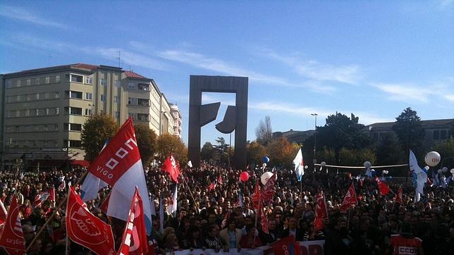 Las principales manifestaciones llegan a su destino con los piquetes cerrando comercios